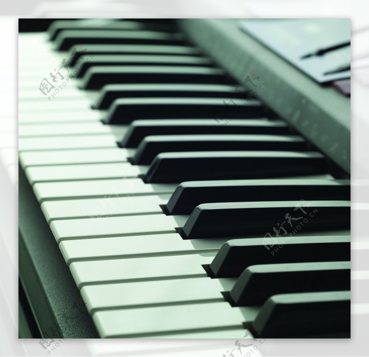 弹钢琴高清图片下载-正版图片500652050-摄图网