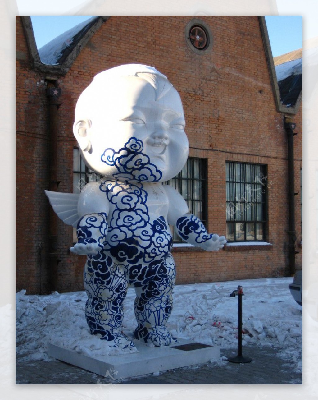 2010冬季北京798艺术区内青花娃娃雕塑图片