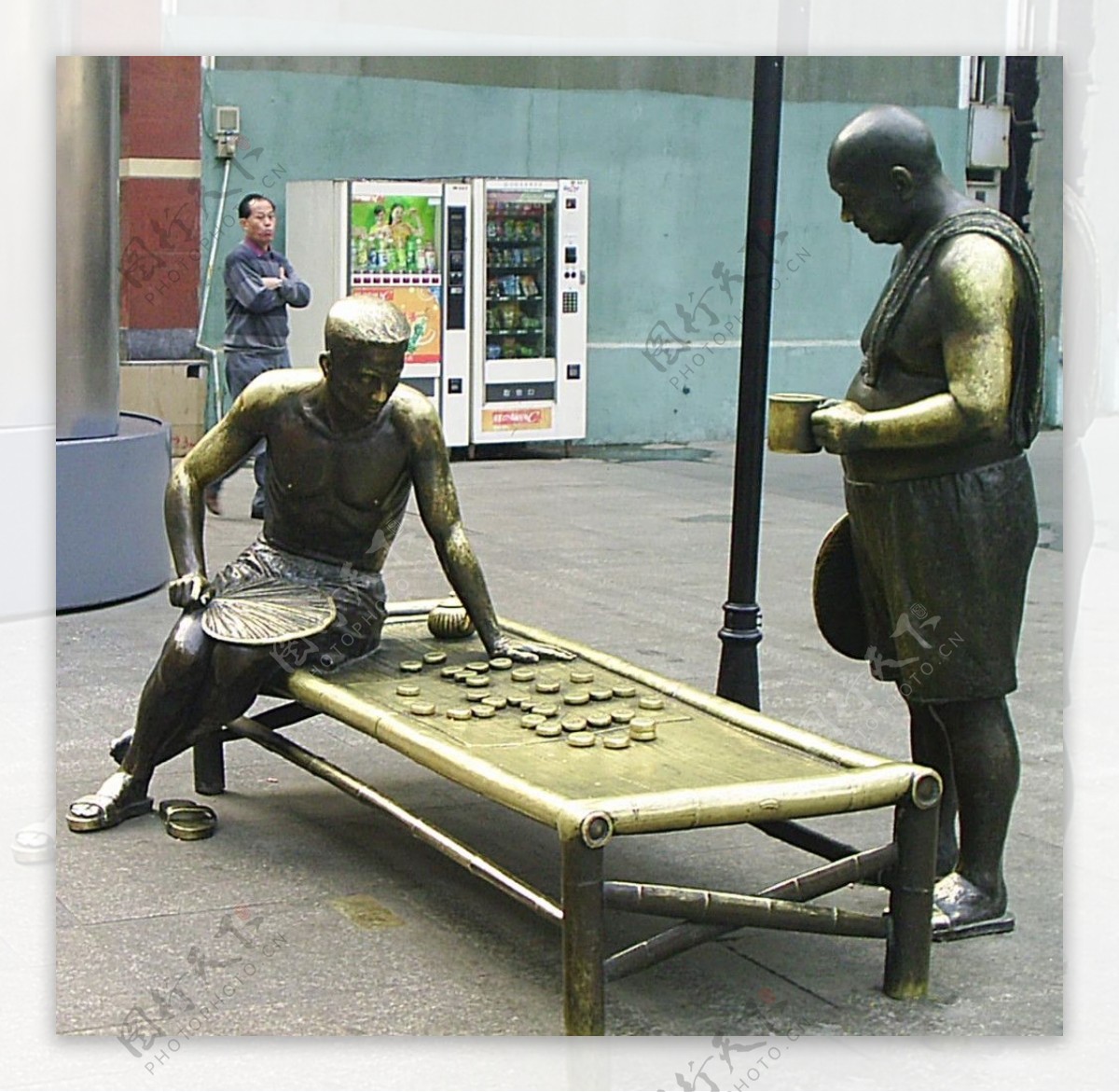 武汉步行街艺术雕塑下棋图片