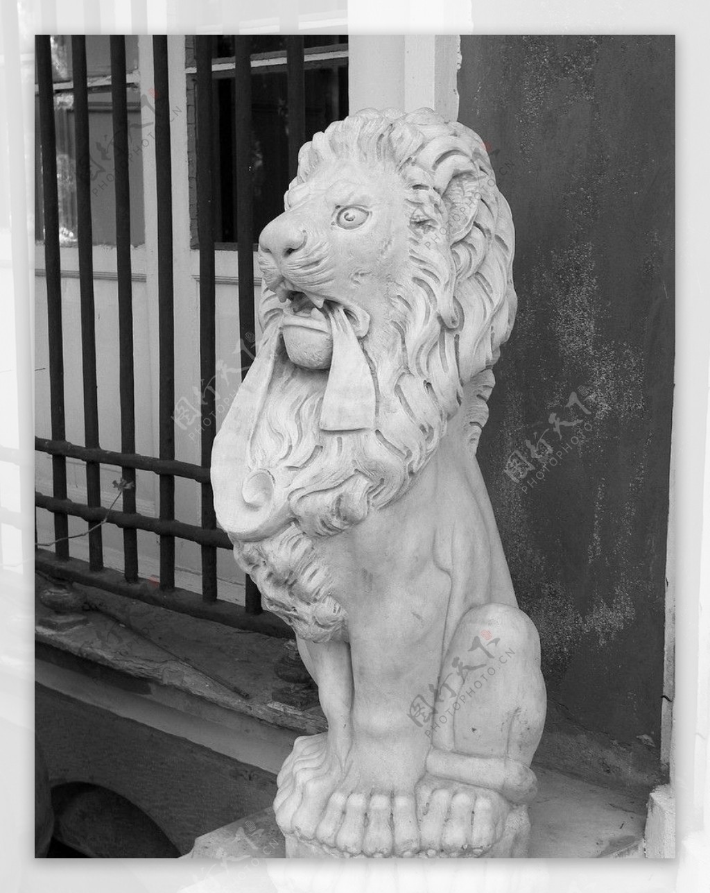 雕塑黑白狮子图片