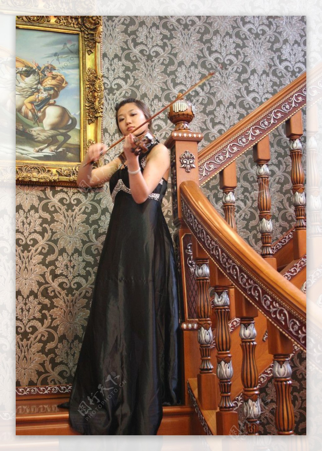 楼梯上拉小提琴的美女图片