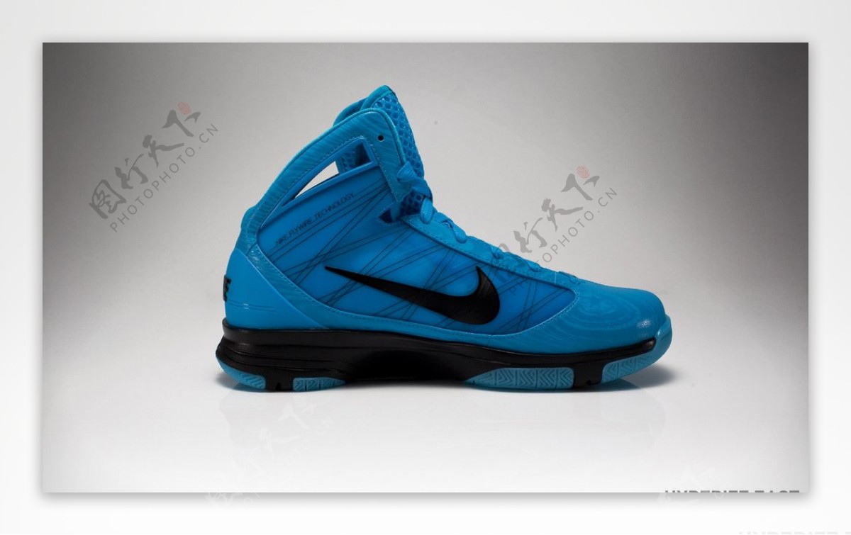 Nike蓝色经典运动鞋图片