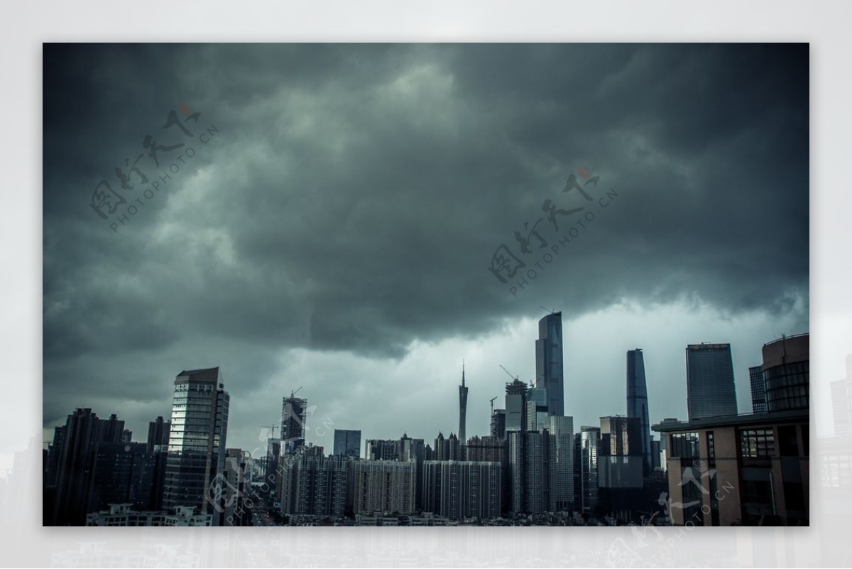 台风到来下的广州塔图片