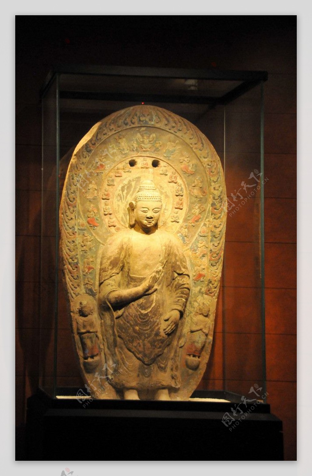 石雕释迦摩尼佛与二胁侍菩萨像图片