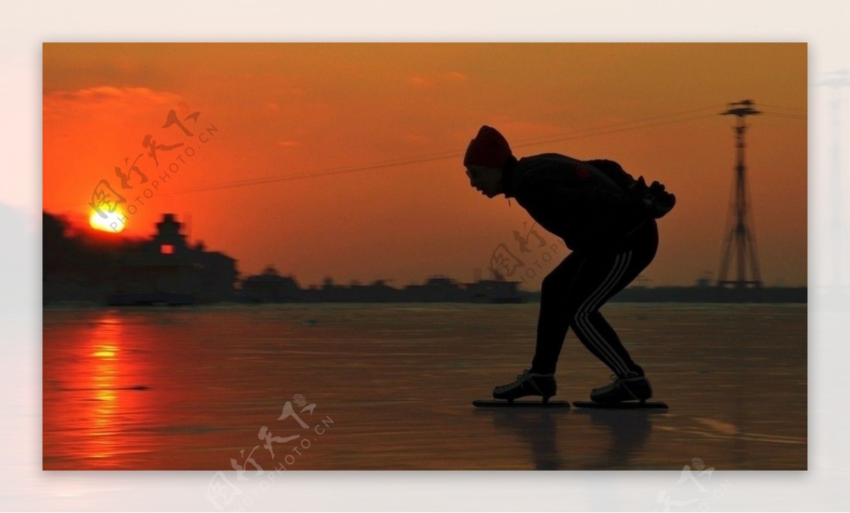 夕阳滑冰人图片