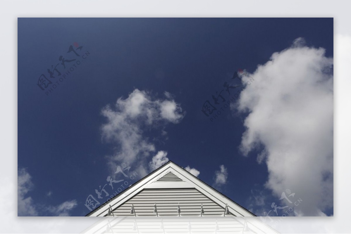 蓝天白云欧式屋顶图片