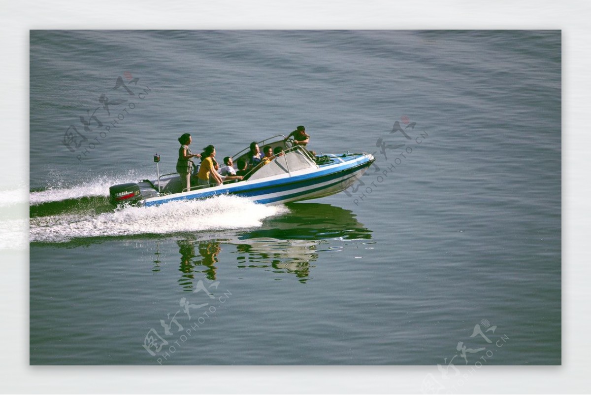 鸭绿江上的朝鲜游艇图片