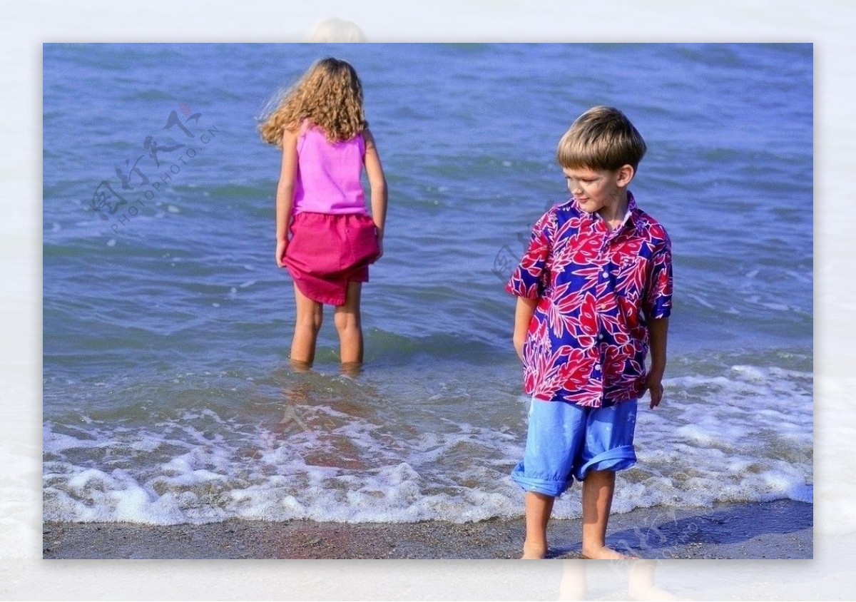 旅游度假出游一家出游海边海边人物儿童图片