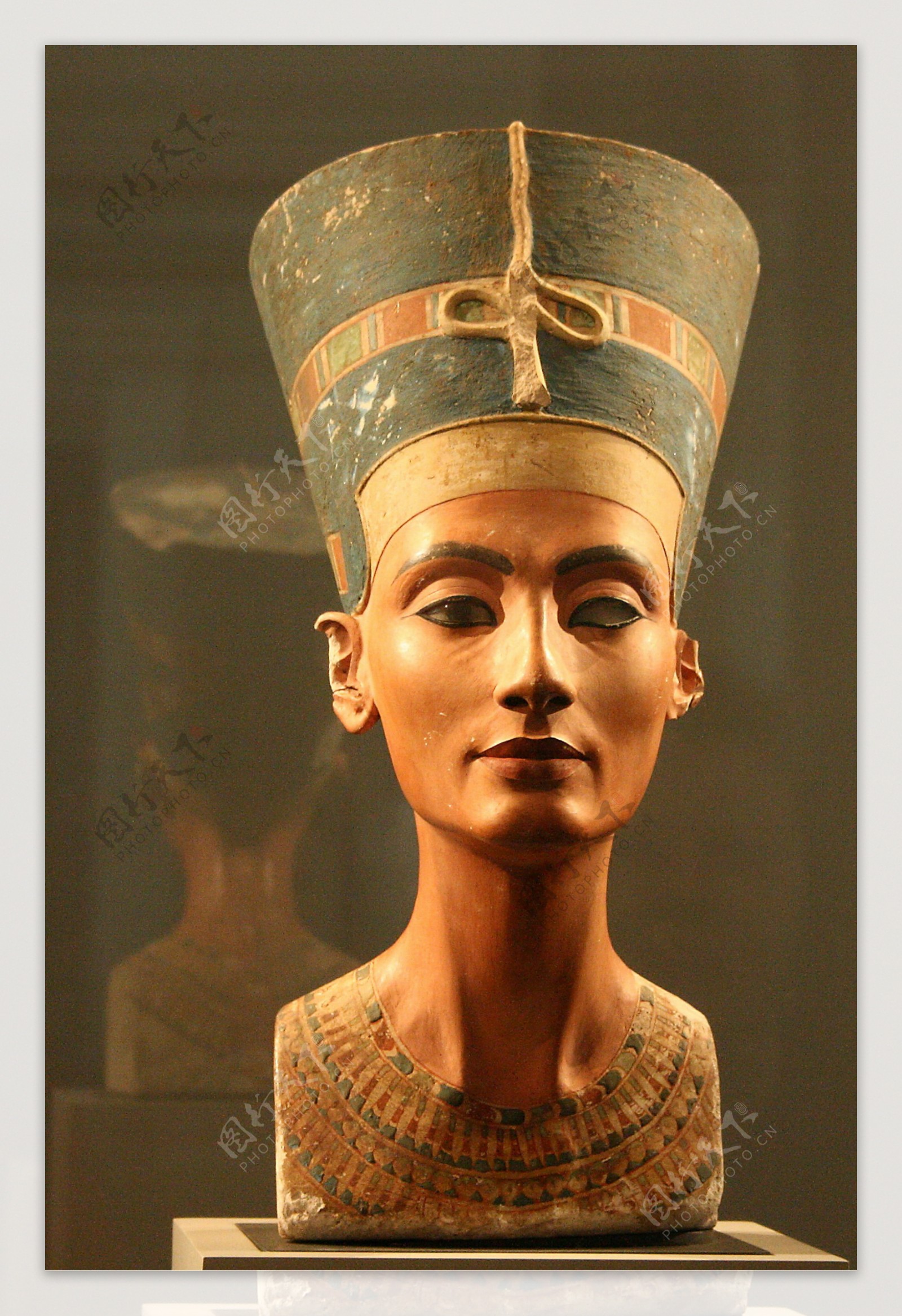 纳芙蒂蒂王后雕像图片