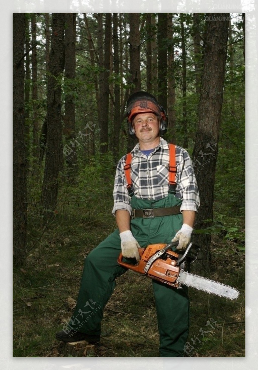 砍伐树木的工人图片素材_免费下载_jpg图片格式_高清图片100010637_摄图网