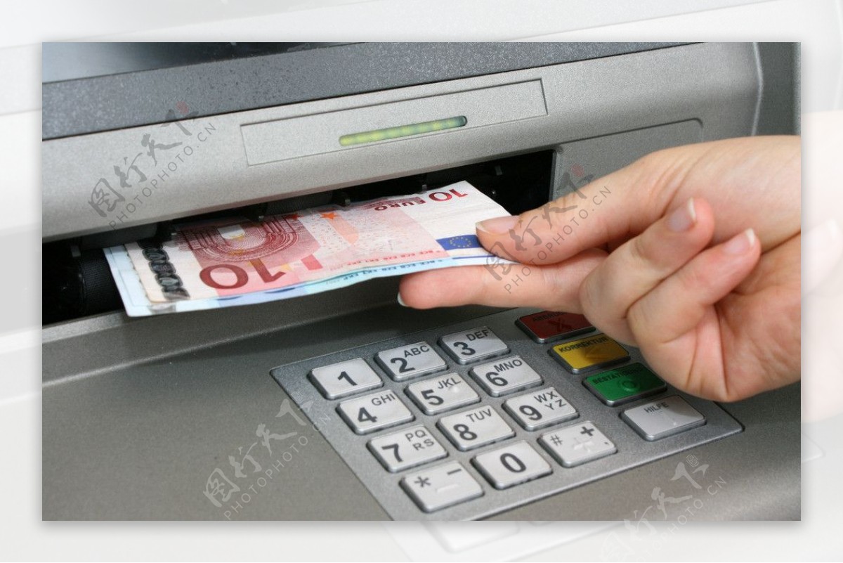 ATM自动取款机取钱图片