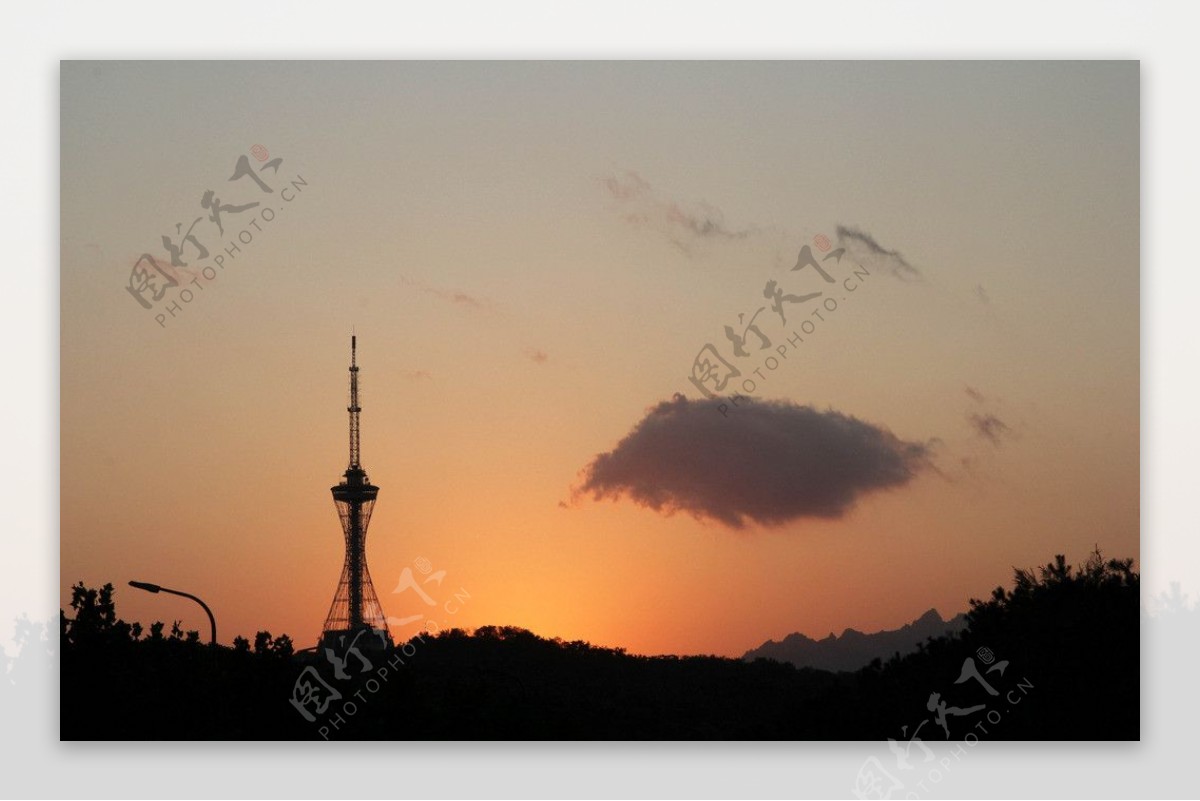 夕阳下的广播塔图片