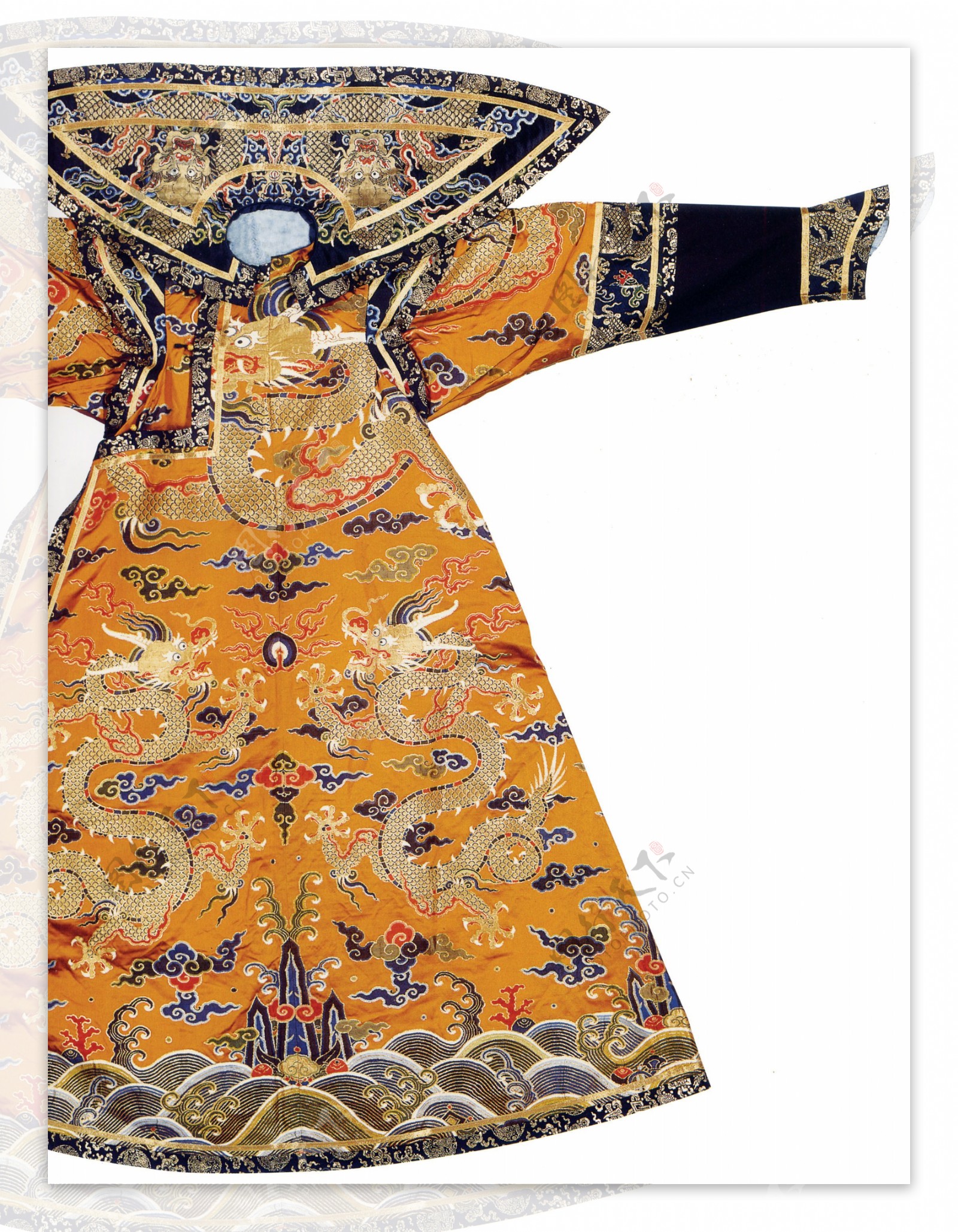 故宫博物院藏· 清代黄色缎绣彩云蝠寿字金龙纹龙袍|寿字|蝠|龙袍_新浪新闻