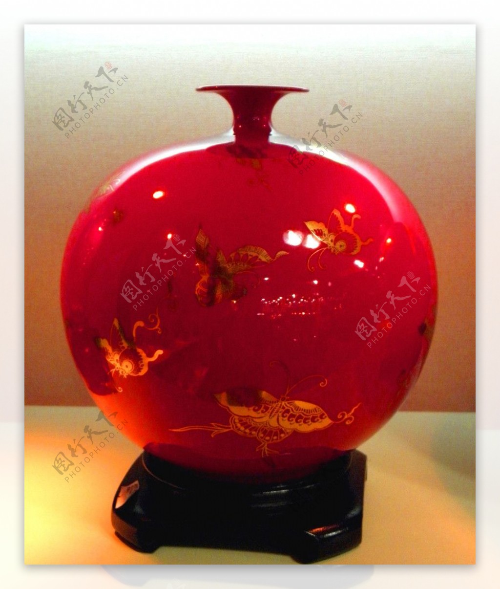 台湾红瓷花瓶图片