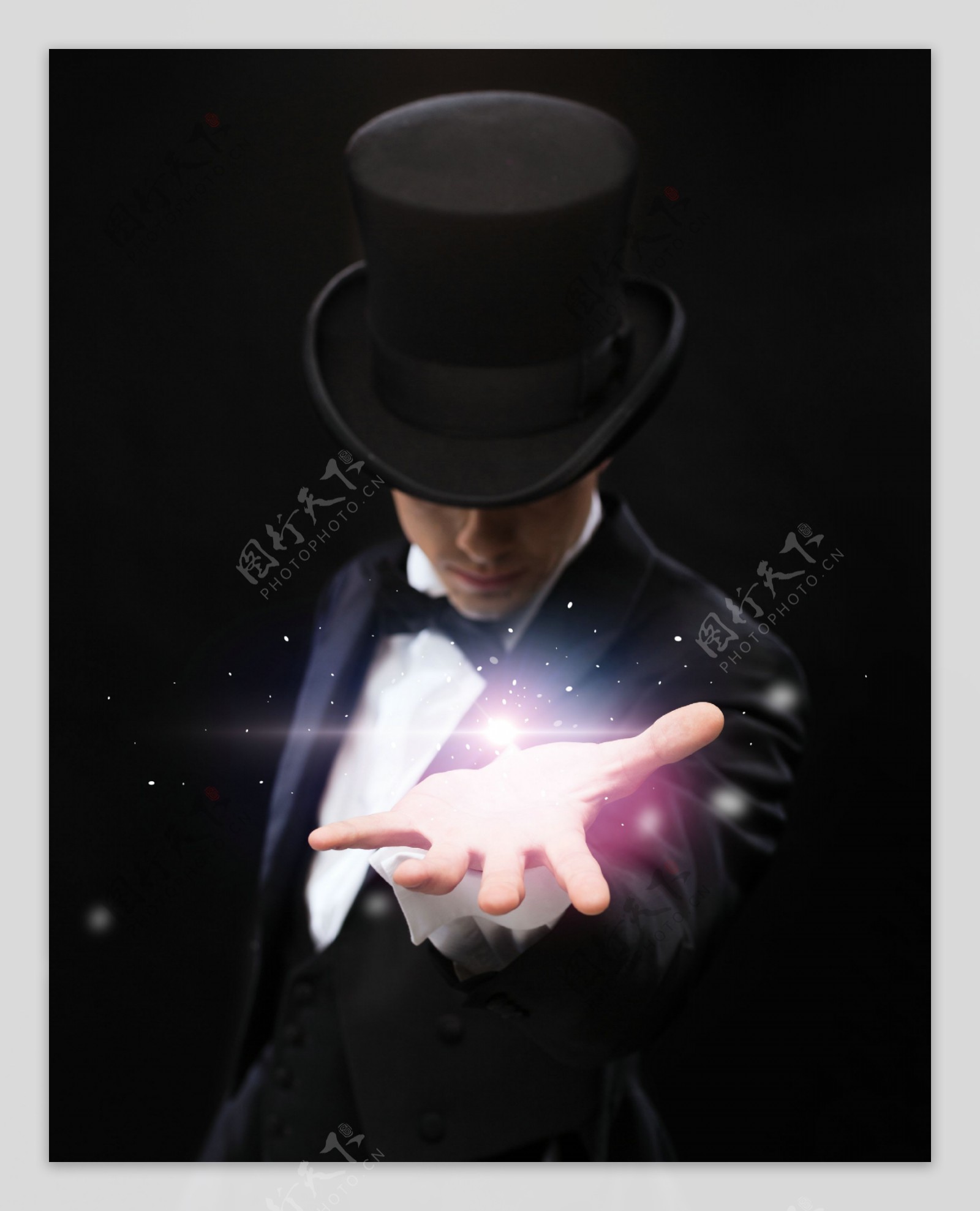 女魔术师在戏服与魔术棒做魔术照片摄影图片_ID:316651579-Veer图库