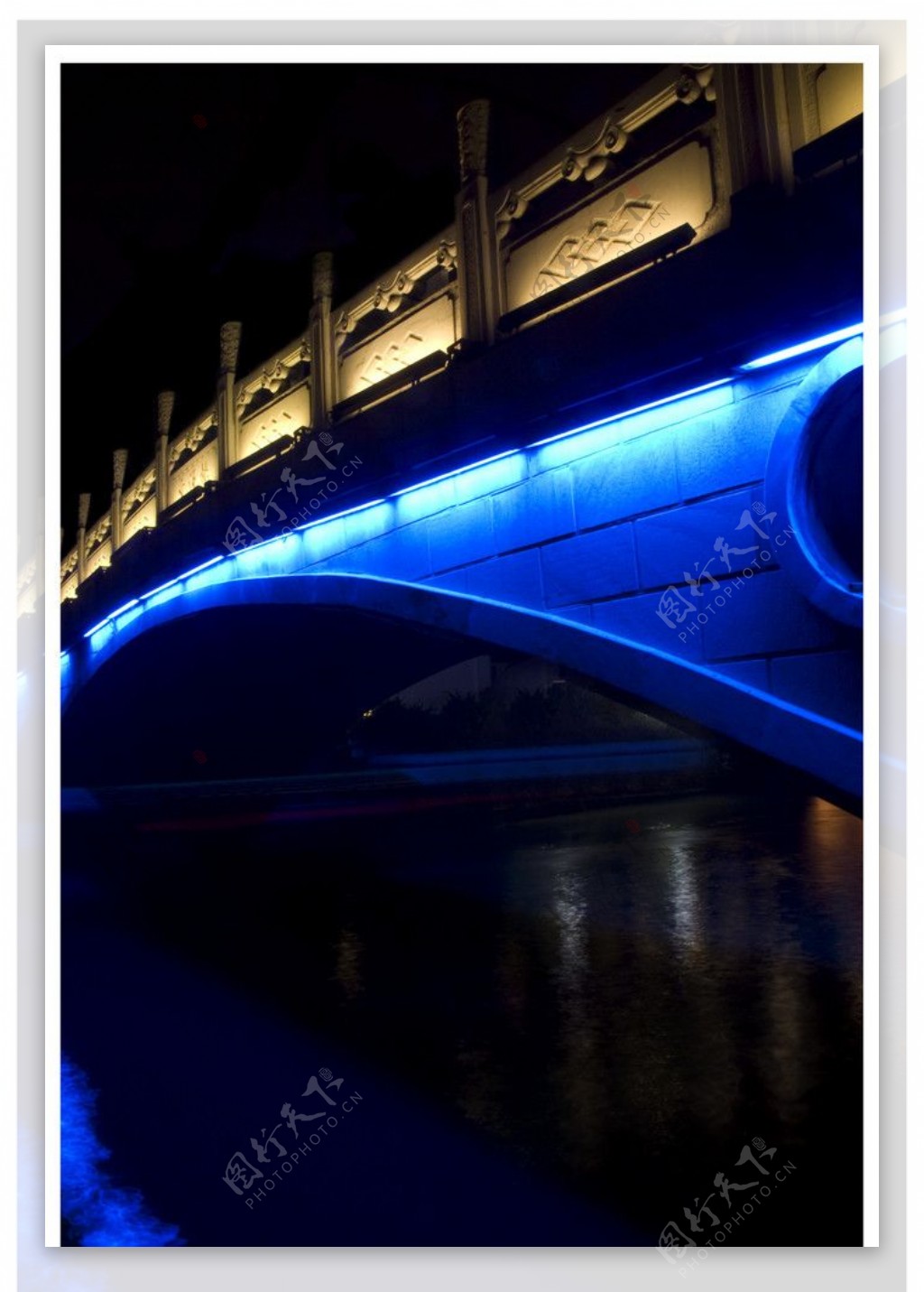 古镇桥梁夜景图片
