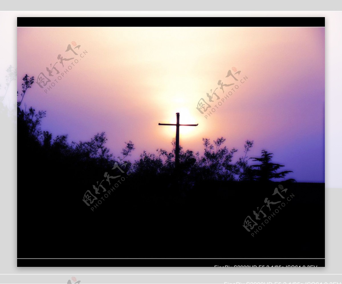 夕阳十字架图片