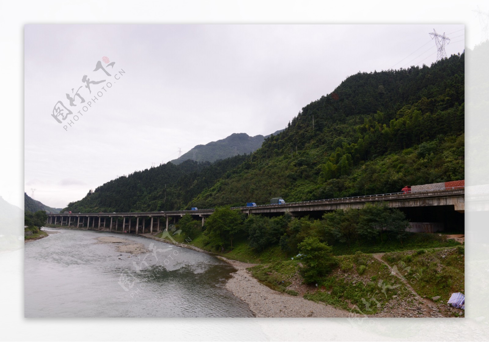 雪峰山中的高速公路图片