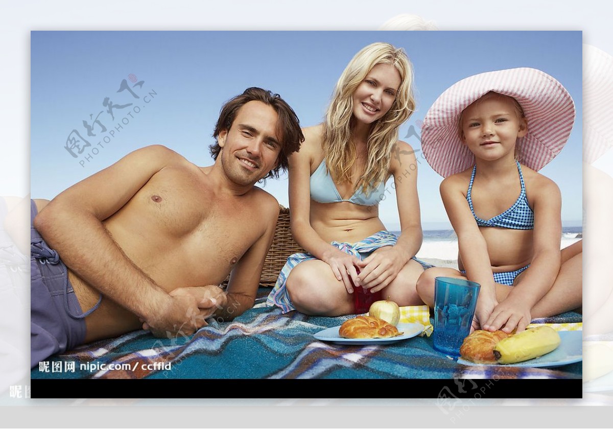 一家人沙滩聚餐图片