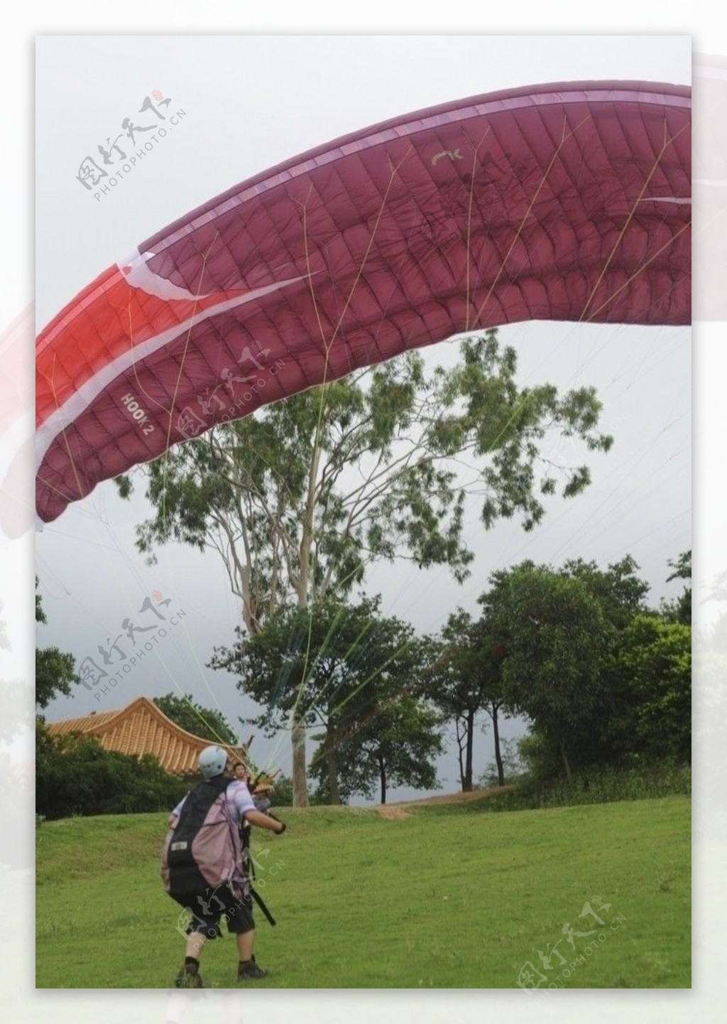 在公园的草坪上逗滑翔伞图片