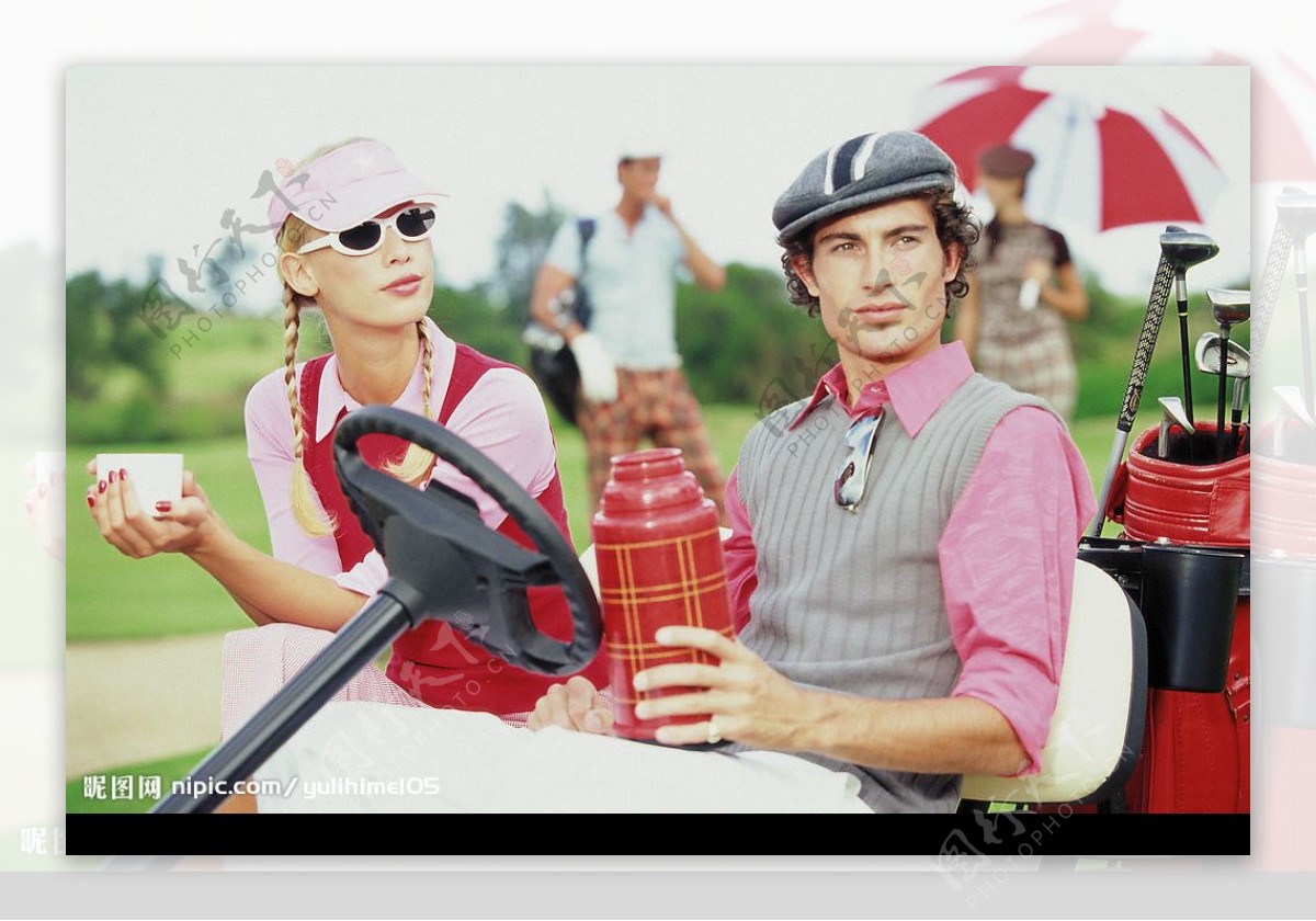 男士女士坐高尔夫球车图片