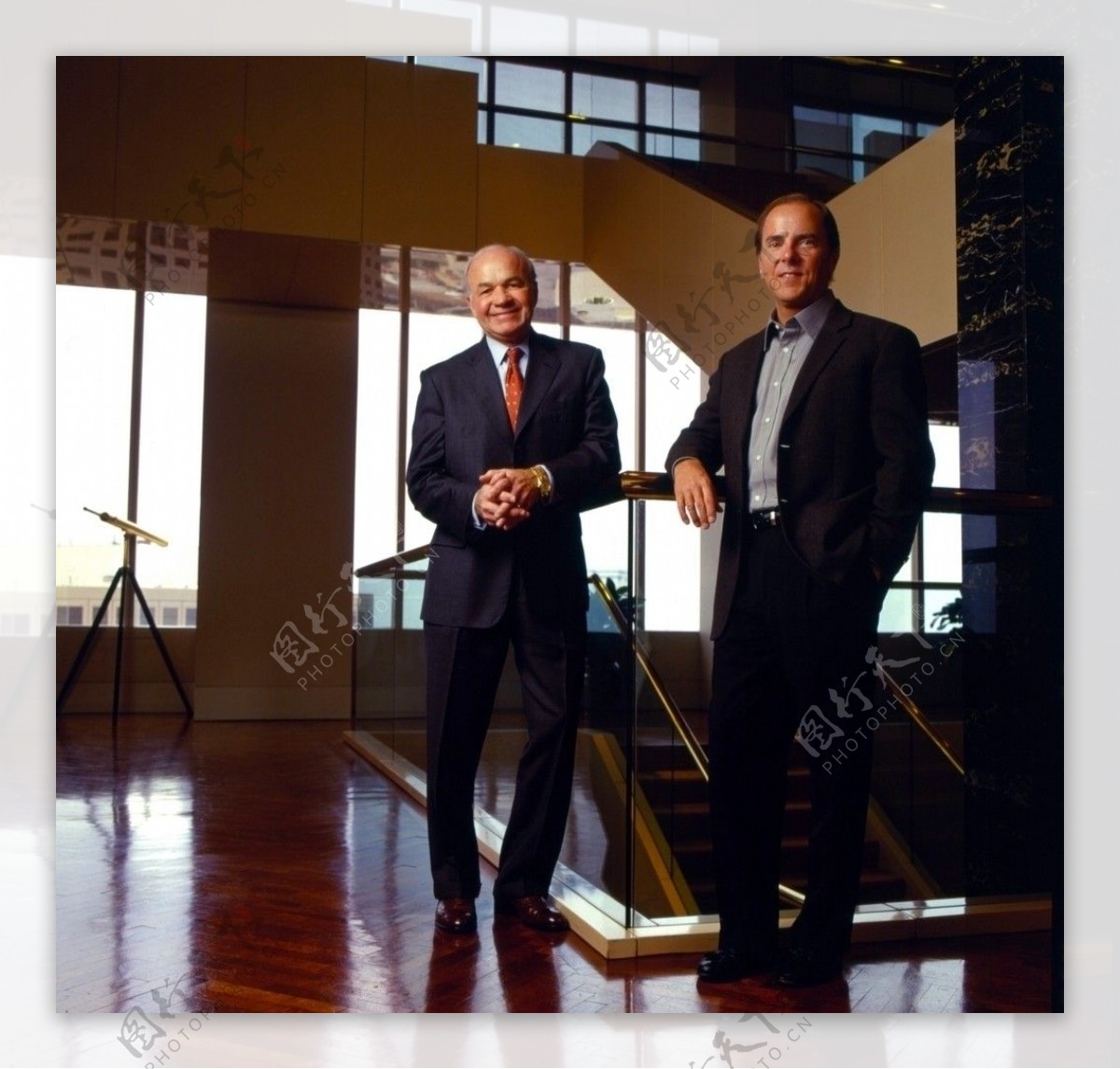 两个成功人士CEO的合影图片