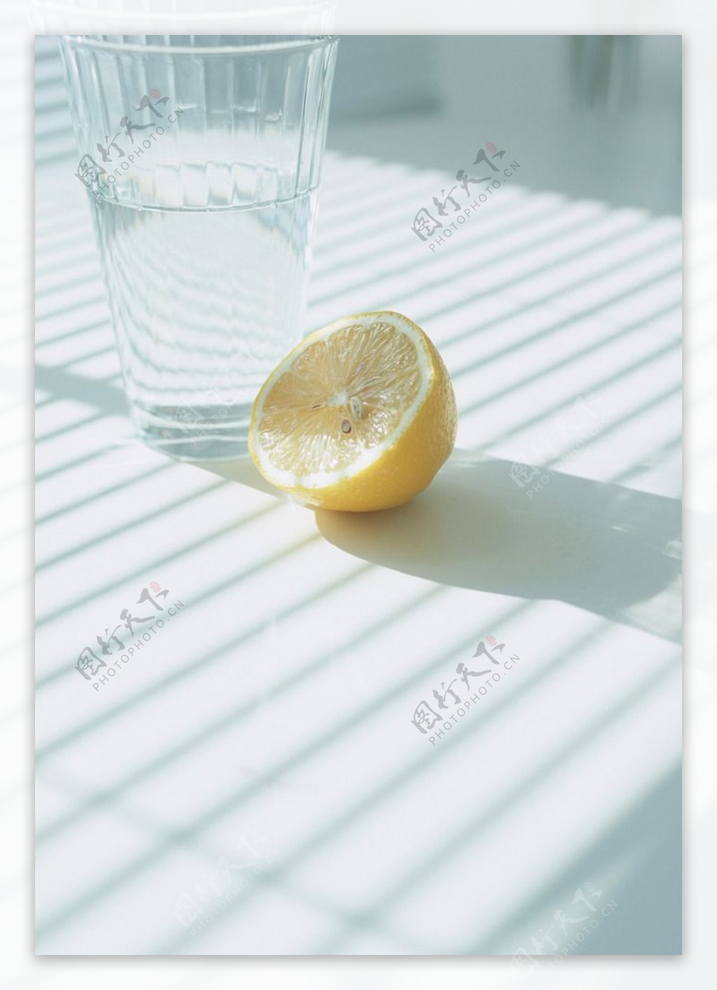 水杯柠檬图片