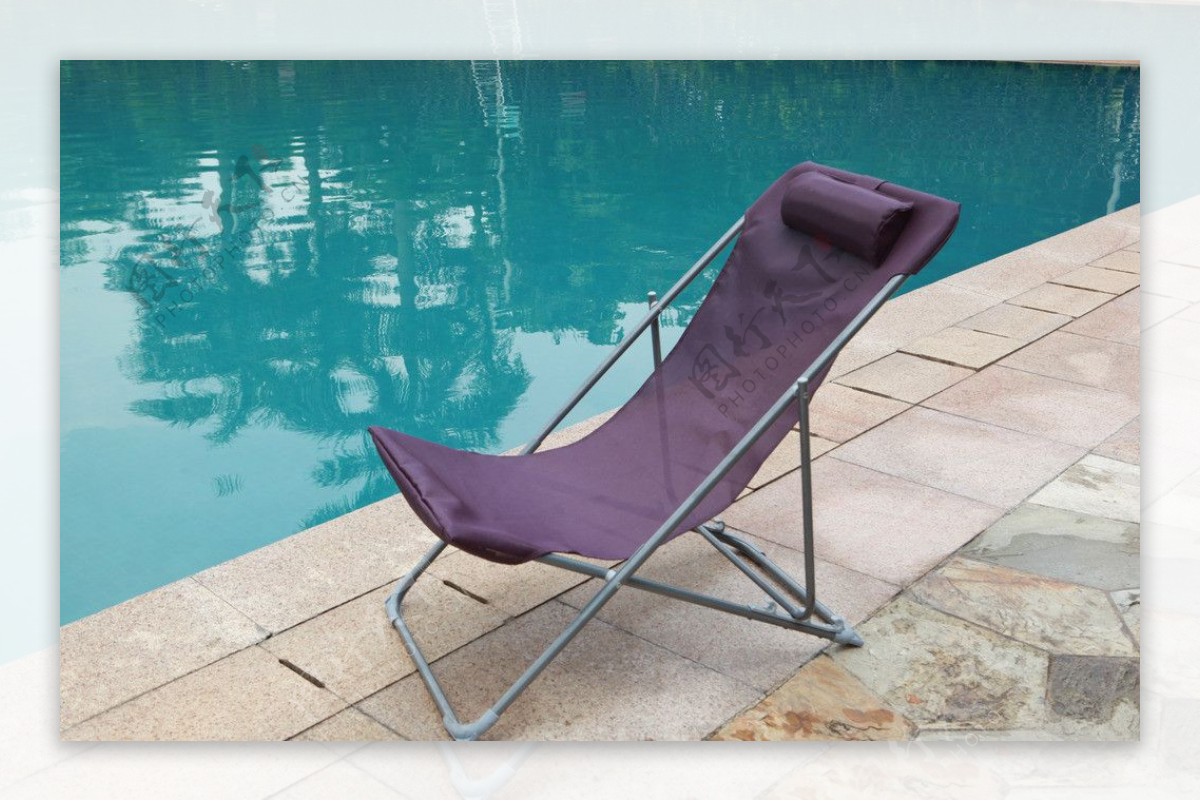 泳池边的躺椅图片