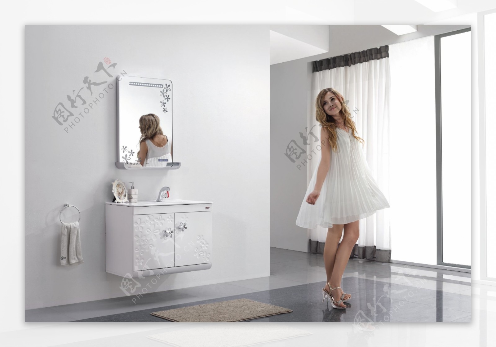 白色浴室柜美女家居图图片