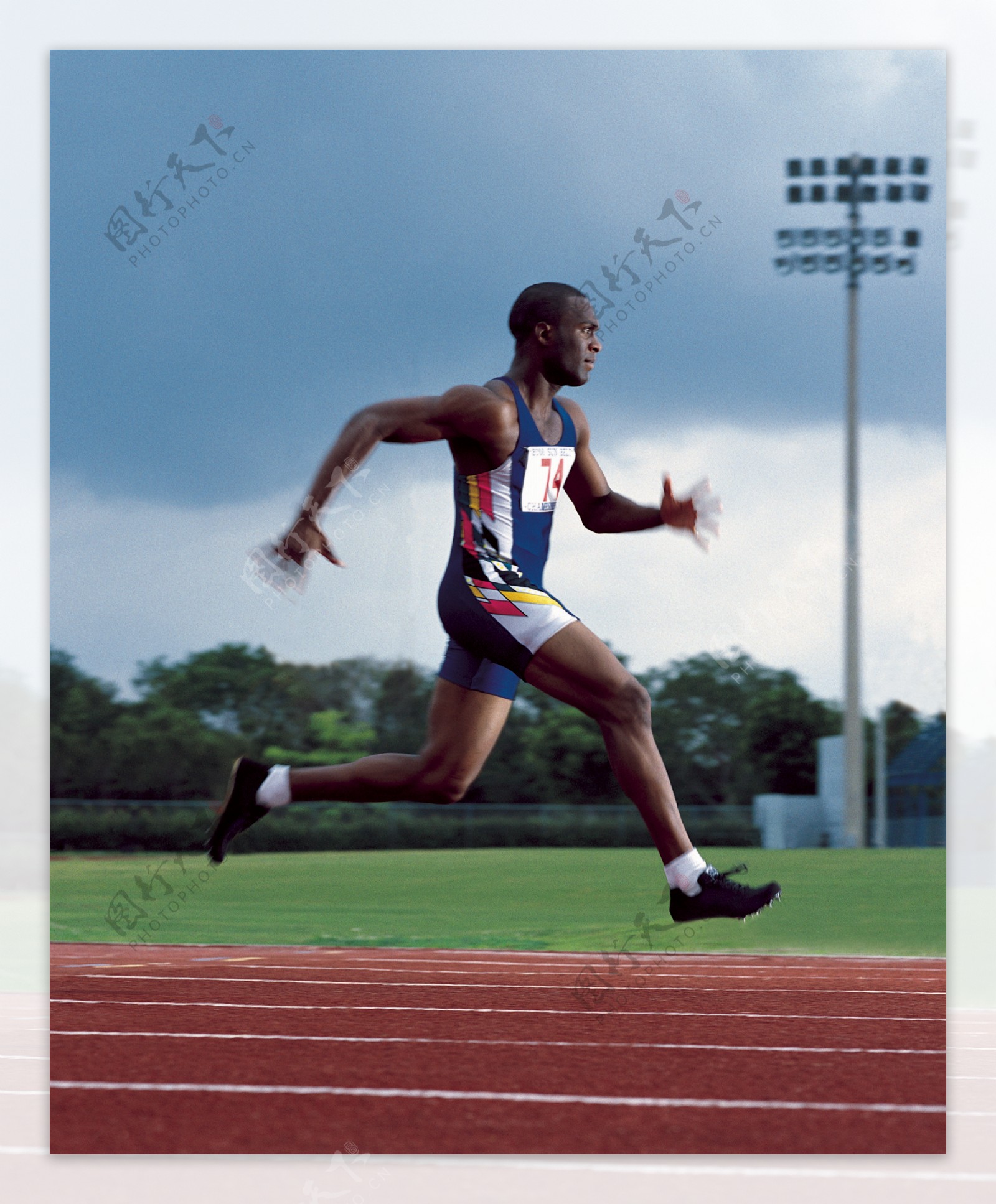 奔跑的男人田径赛上的男人赛跑的男人一个人在奔跑拼命奔跑的人图片