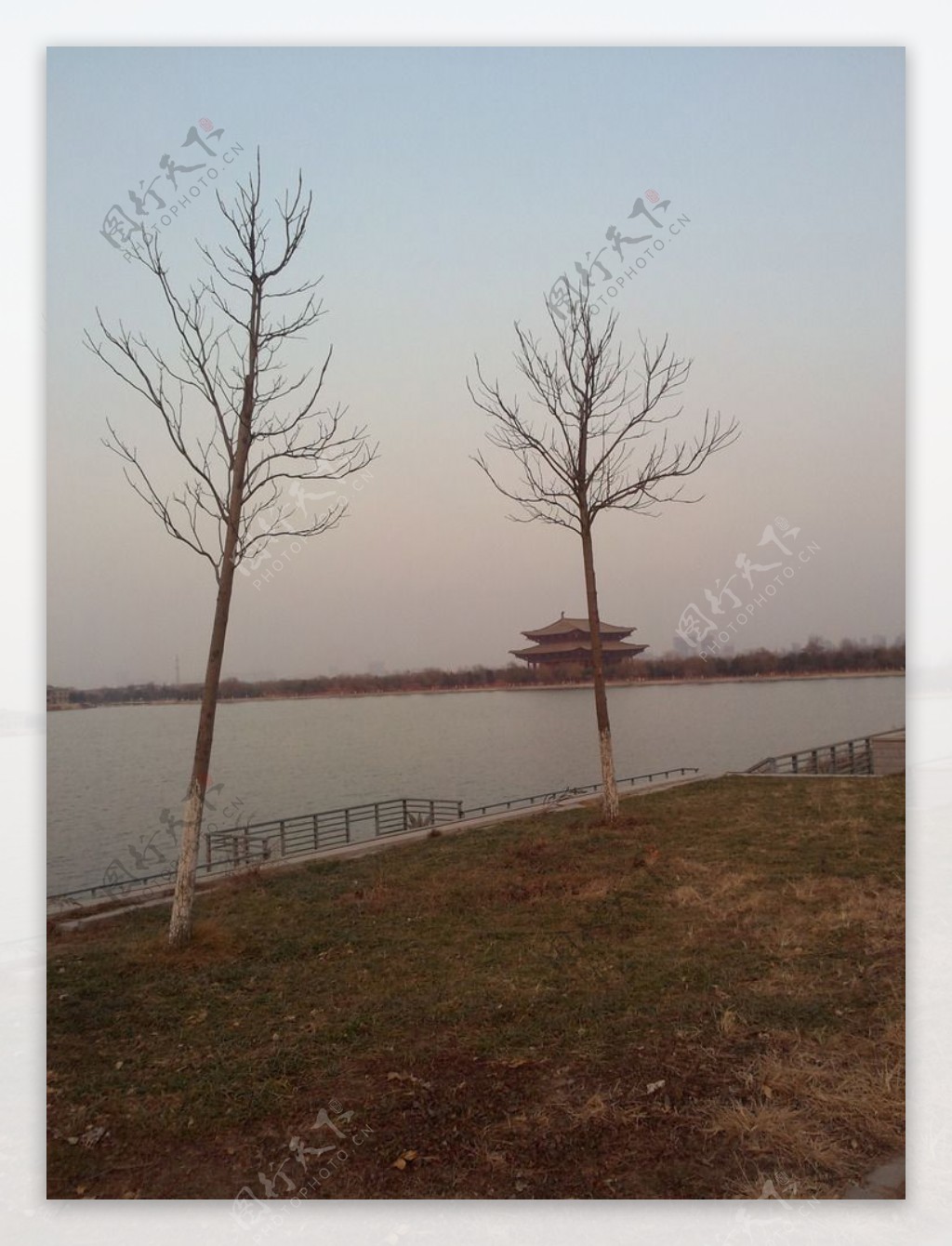 古城冬湖图片