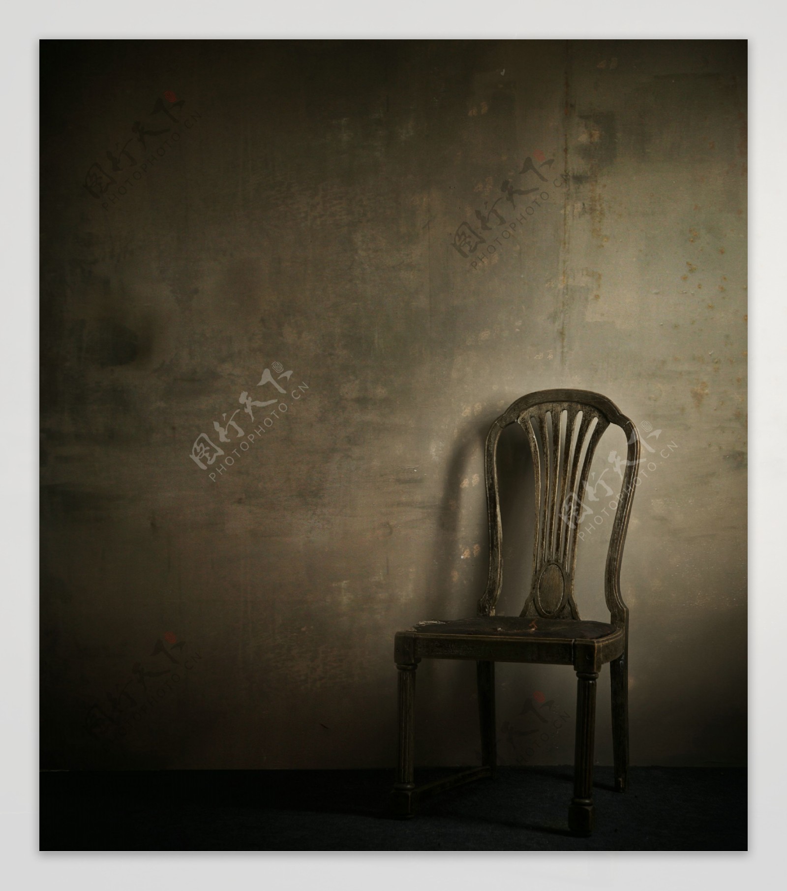 孤独椅子图片