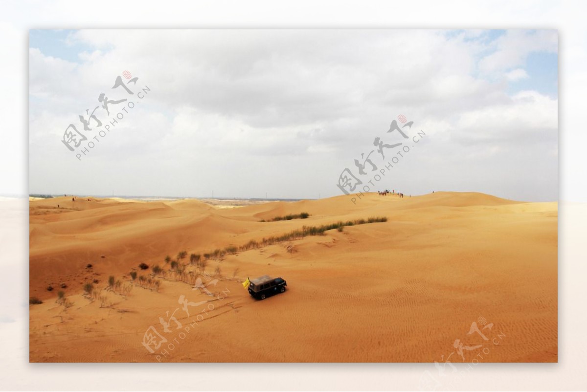 沙漠中的小车图片