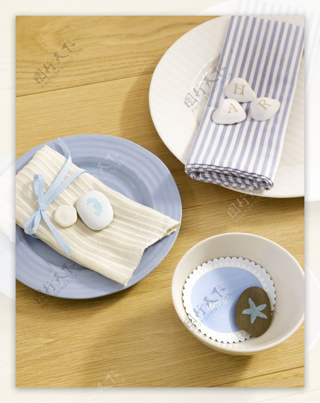 蓝色盘子餐具餐巾和碗图片