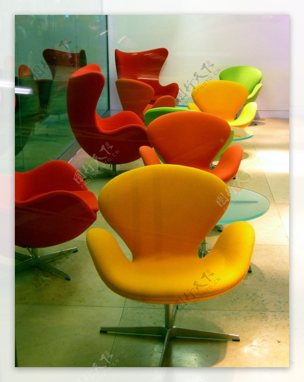 椅子多色缤纷天鹅椅无人静物设计图片