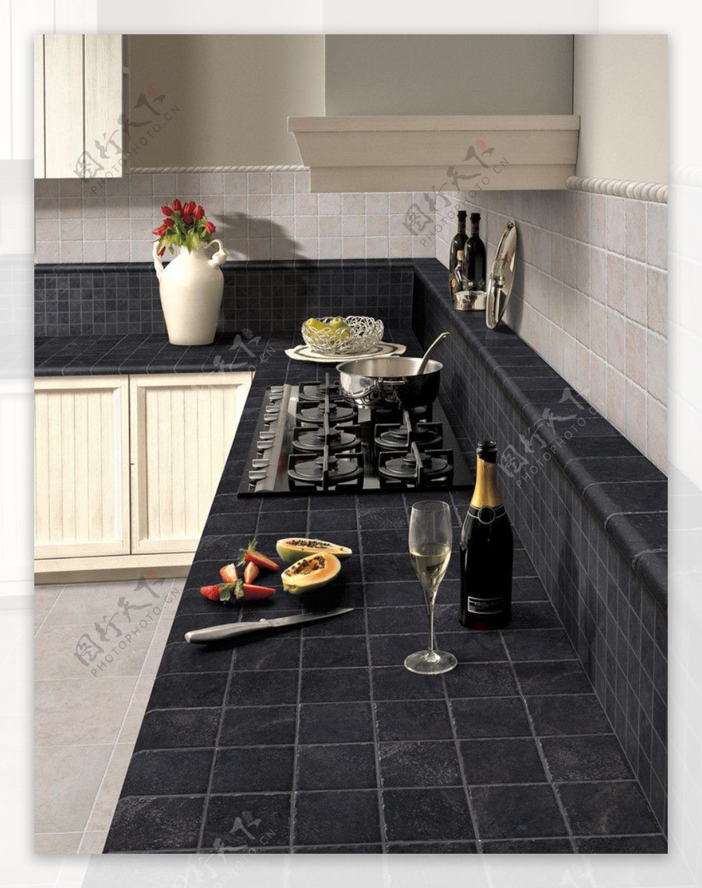 黑色瓷砖厨房台面特写图片