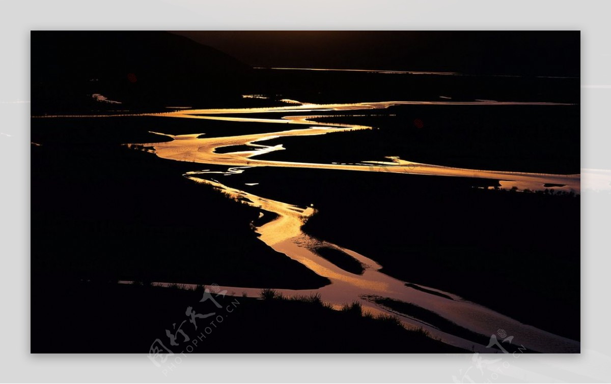 黄昏下的河流图片
