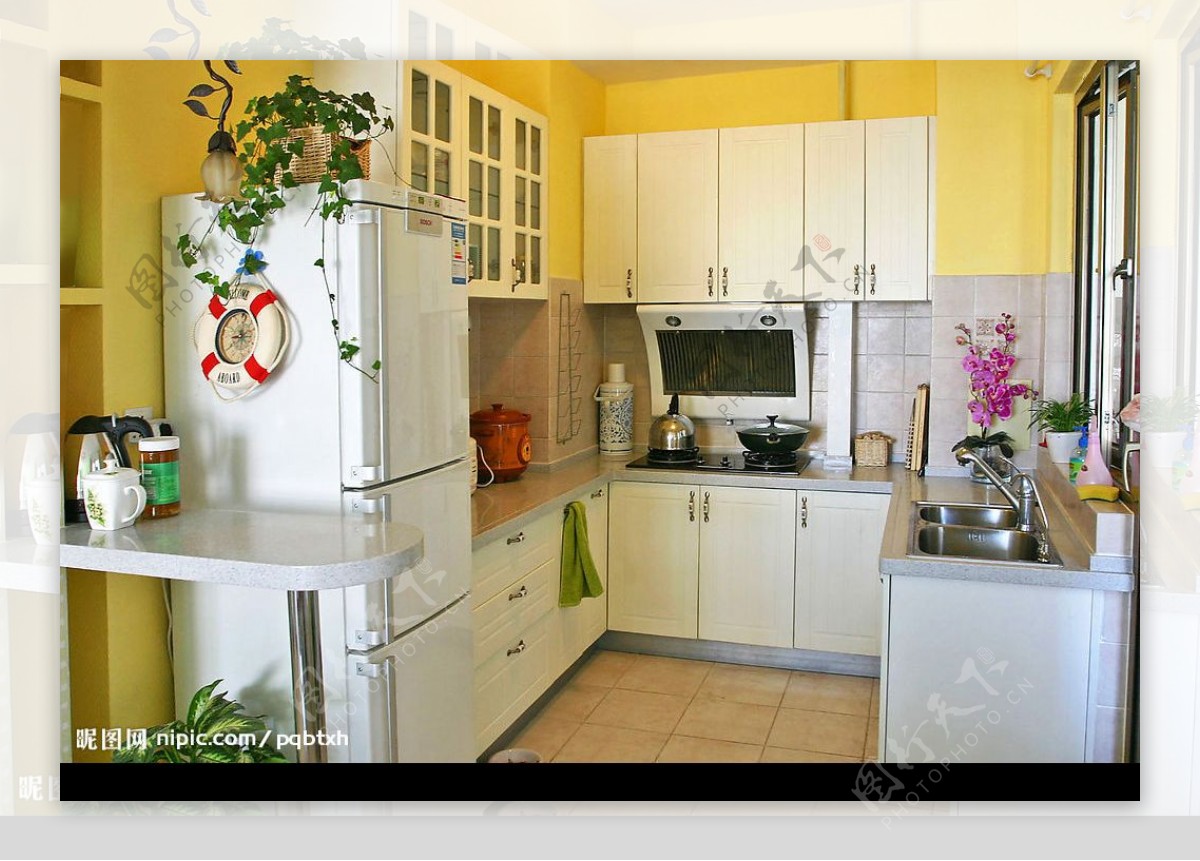 黄白色调精致厨房图片