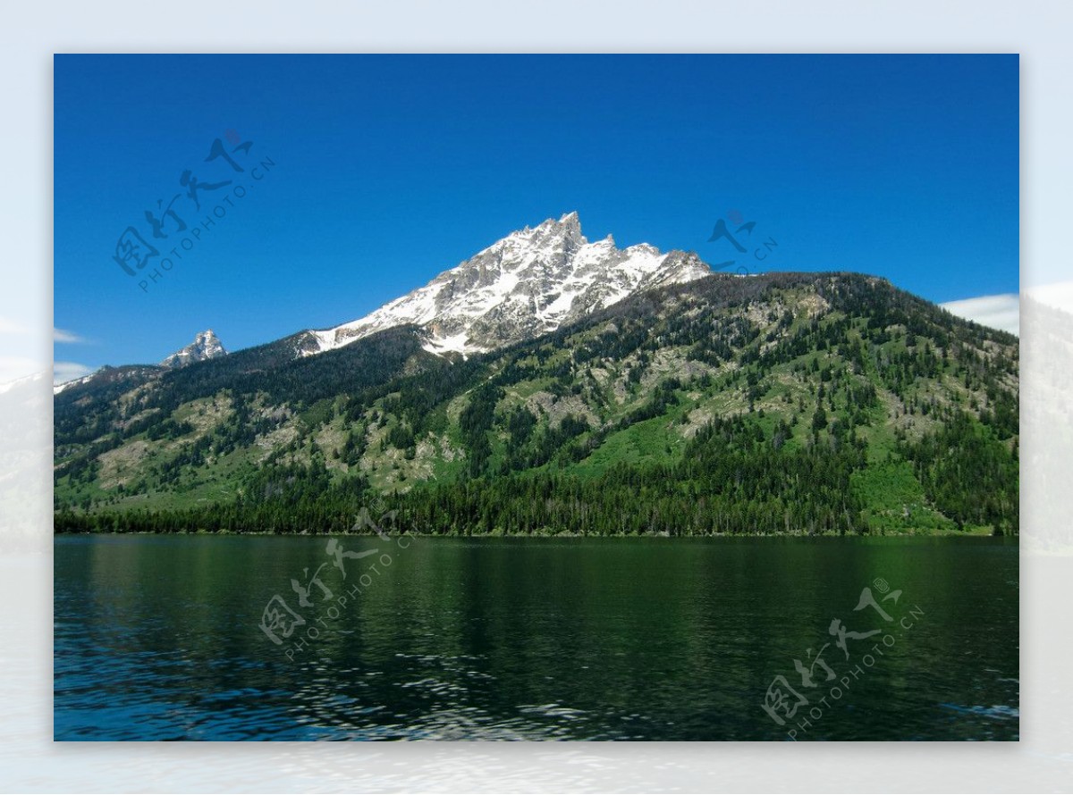 湖泊雪山美景图片