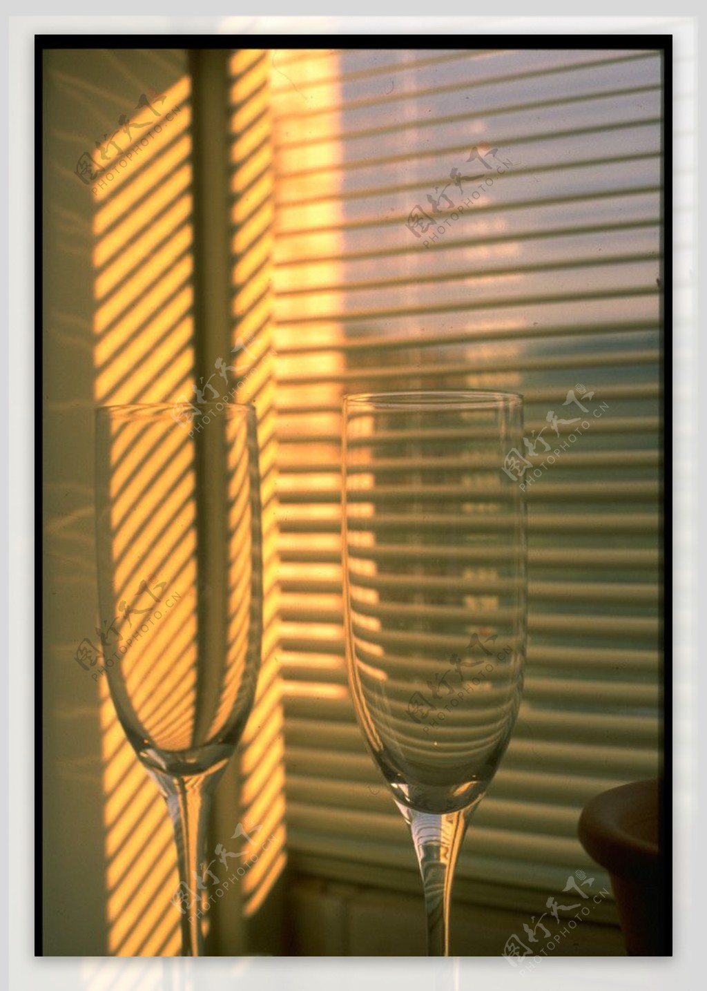 百葉窗的折射影子图片