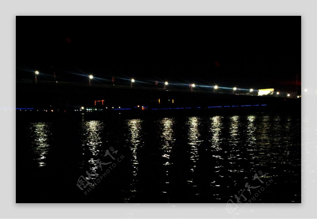 水上夜景图片
