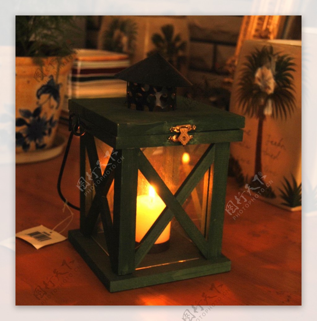 绿色木质蜡烛提灯图片