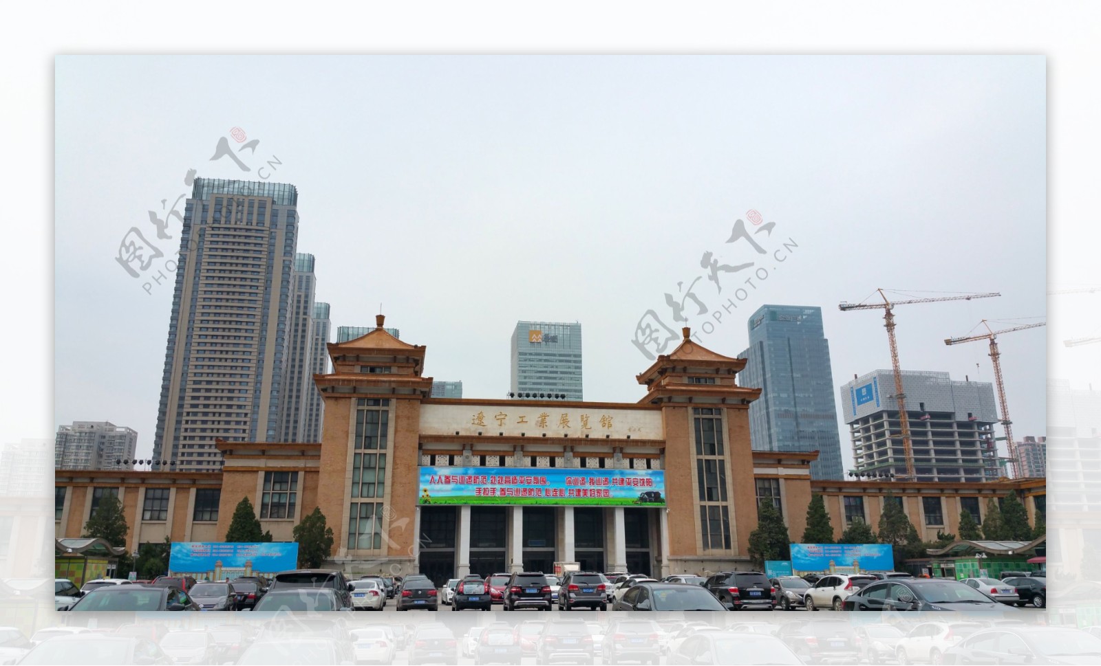 辽宁工业展览馆的建筑图片