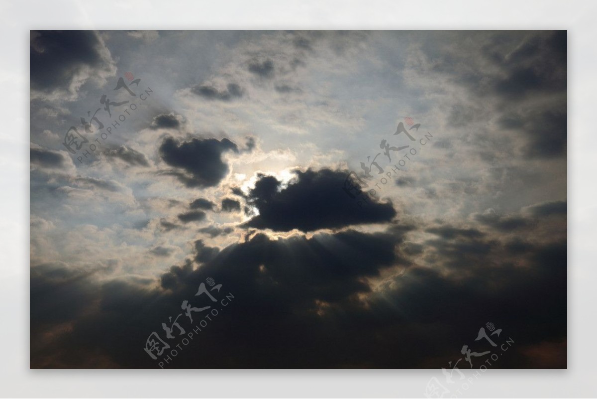 乌云后的阳光图片