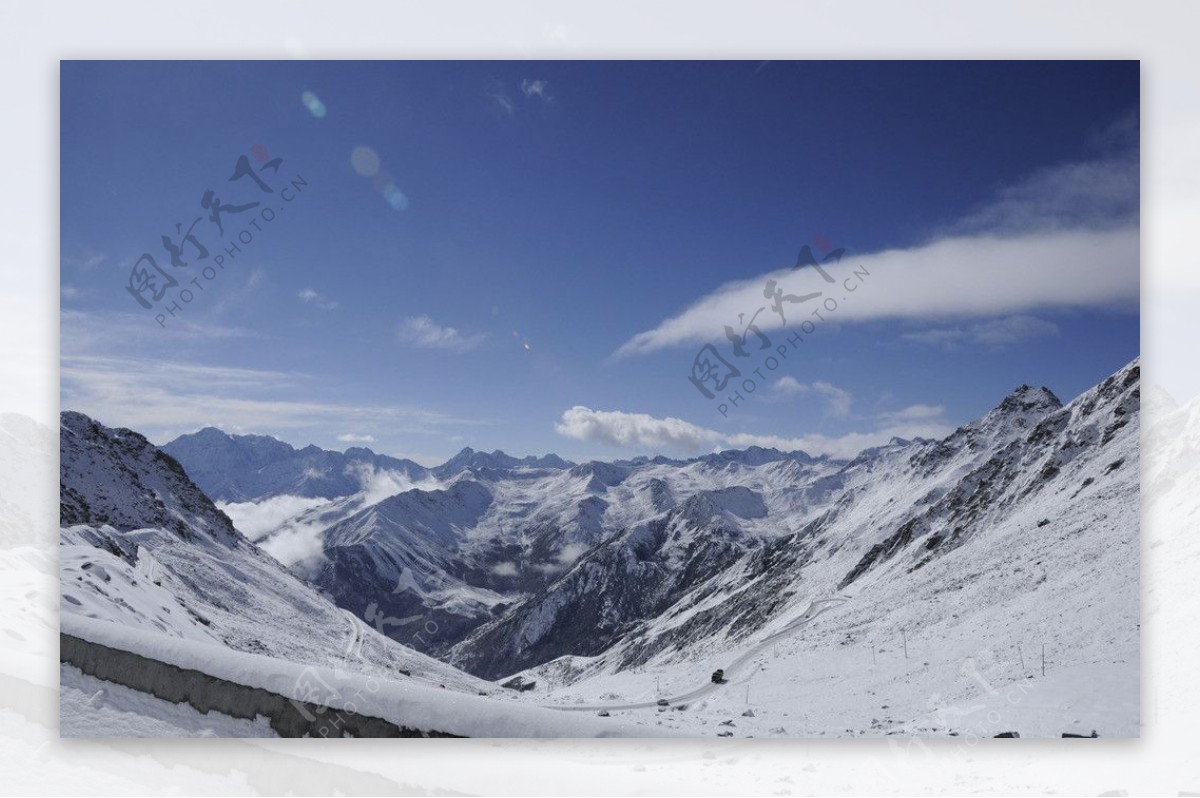 蓝天雪山雪景图片