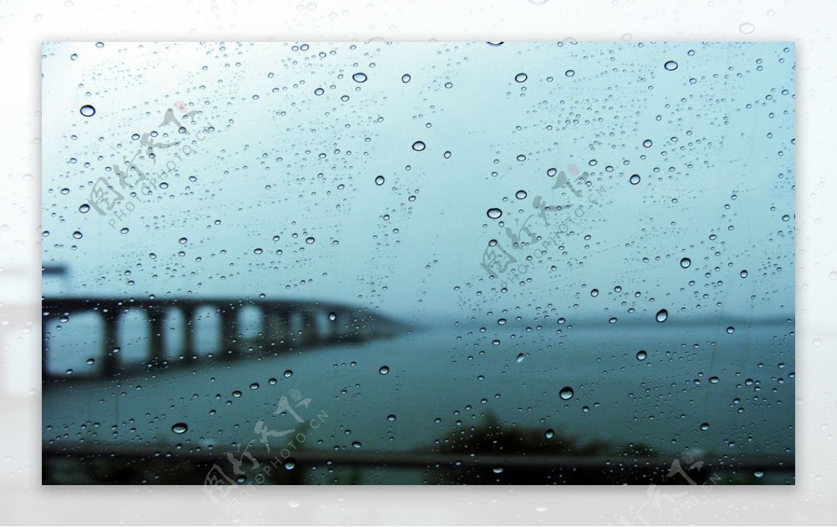 雨中的桥图片