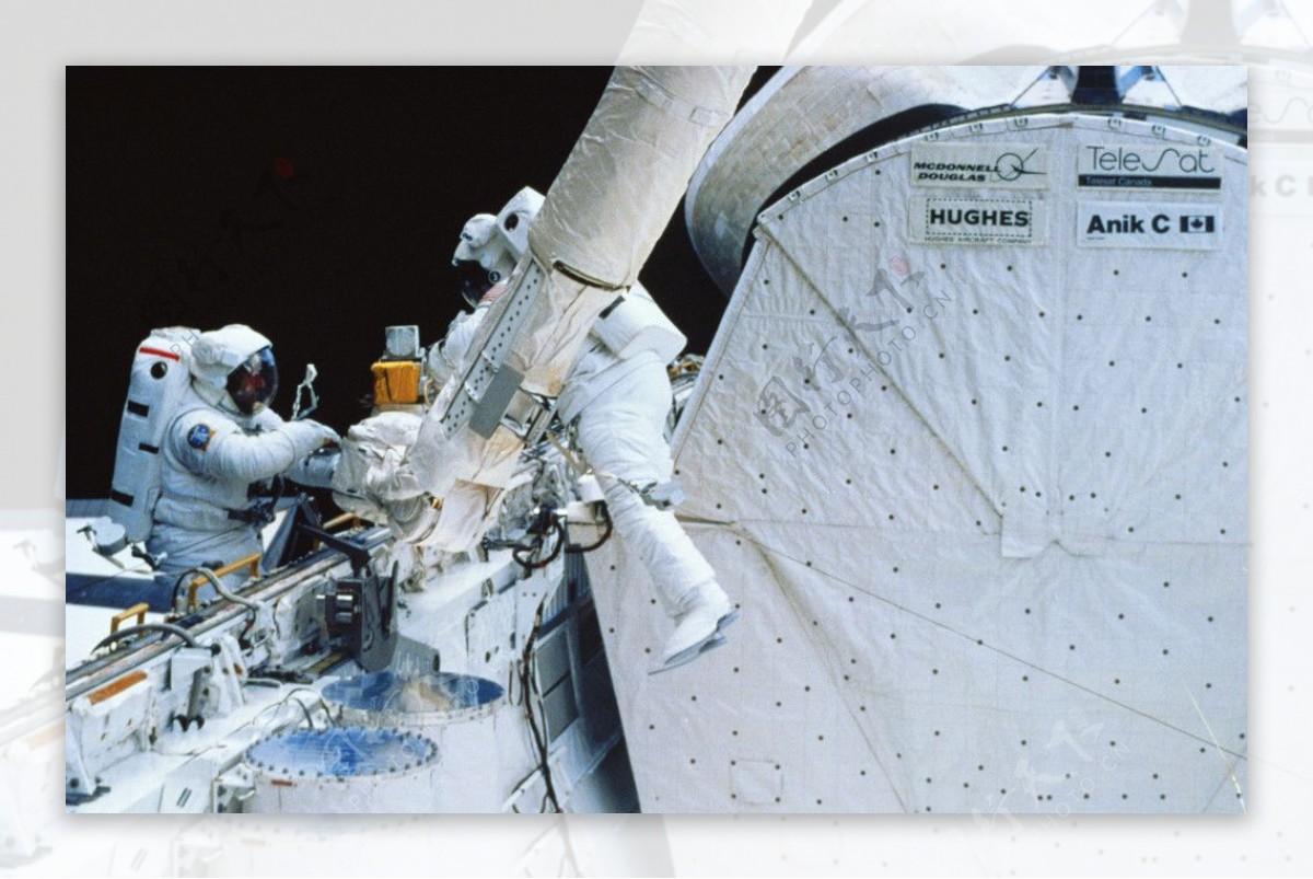 宇航员在空间站维修图片