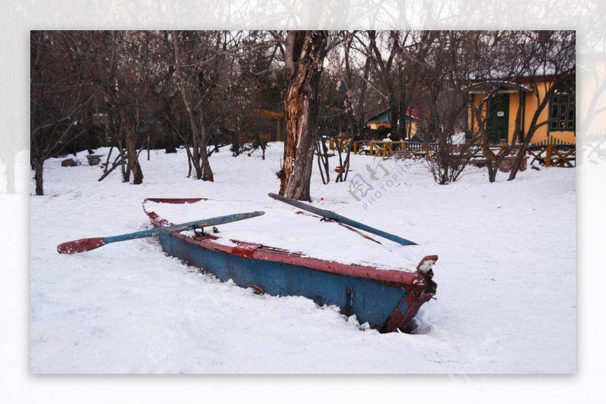 雪地小木船图片