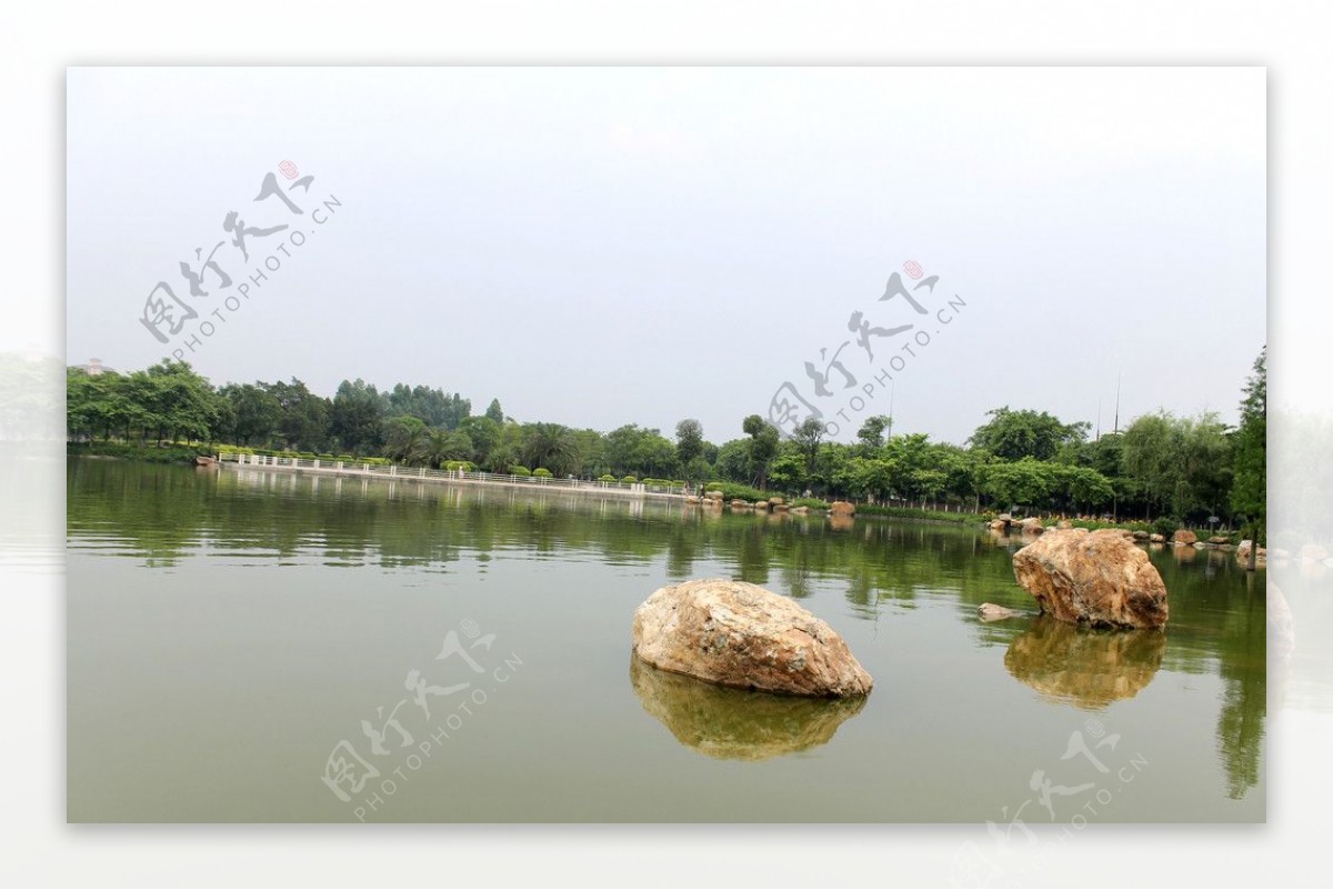 湖中巨石图片