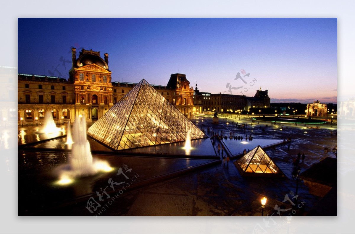 法国卢浮宫玻璃金字塔图片